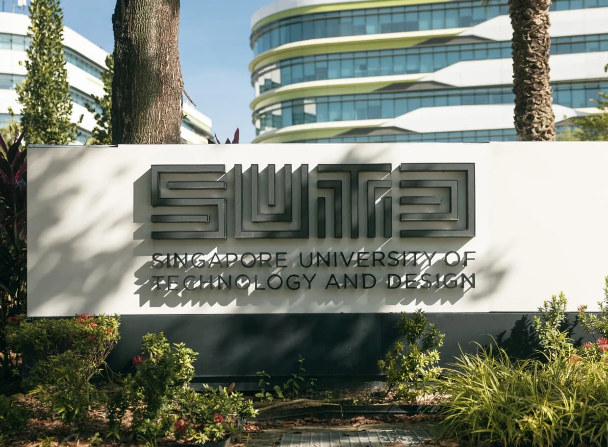 Hình các học sinh đang tiến hành một thí nghiệm vật lý